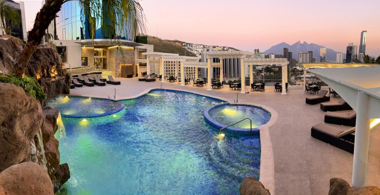 Safi Royal Luxury Metropolitan San Pedro Garza Garcia Exterior foto The pool at the hotel