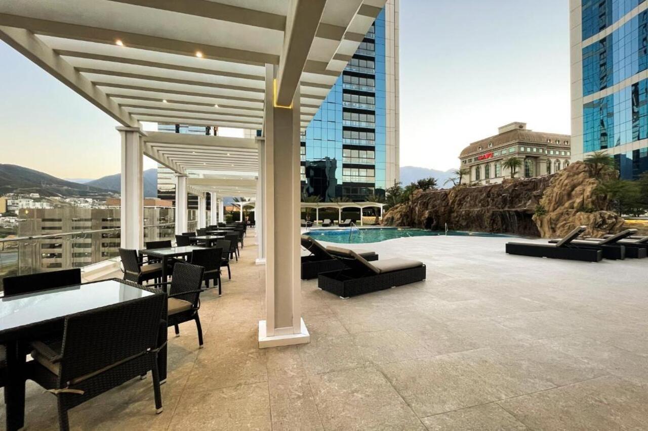 Safi Royal Luxury Metropolitan San Pedro Garza Garcia Exterior foto The pool at the hotel